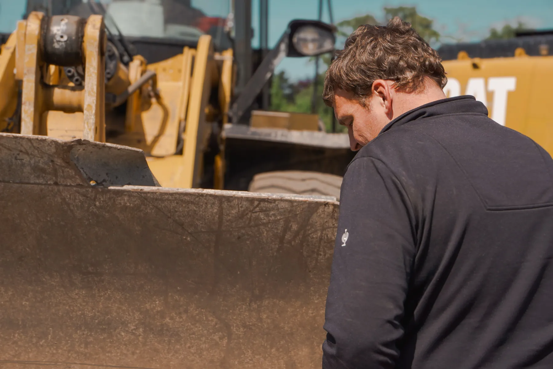 Maschinist prüft eine Baggerschaufel auf der Baustelle