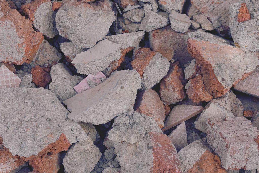 Mischhaufen aus Ziegeln, Betonstücken und Bauresten