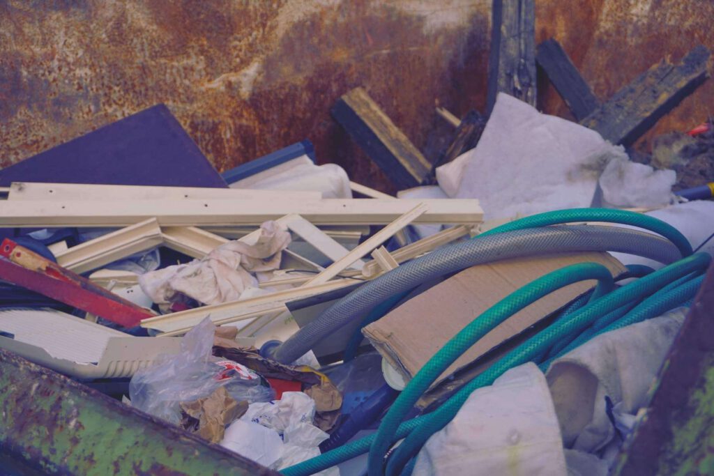 Metallteile und Kabelreste in Container, Detailaufnahme