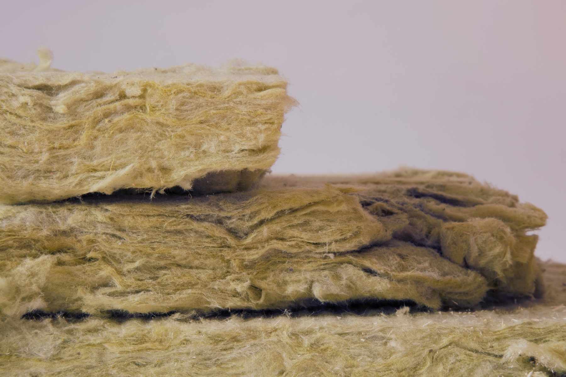 Nahaufnahme gestapelter Mineralwolle-Dämmstoffbahnen