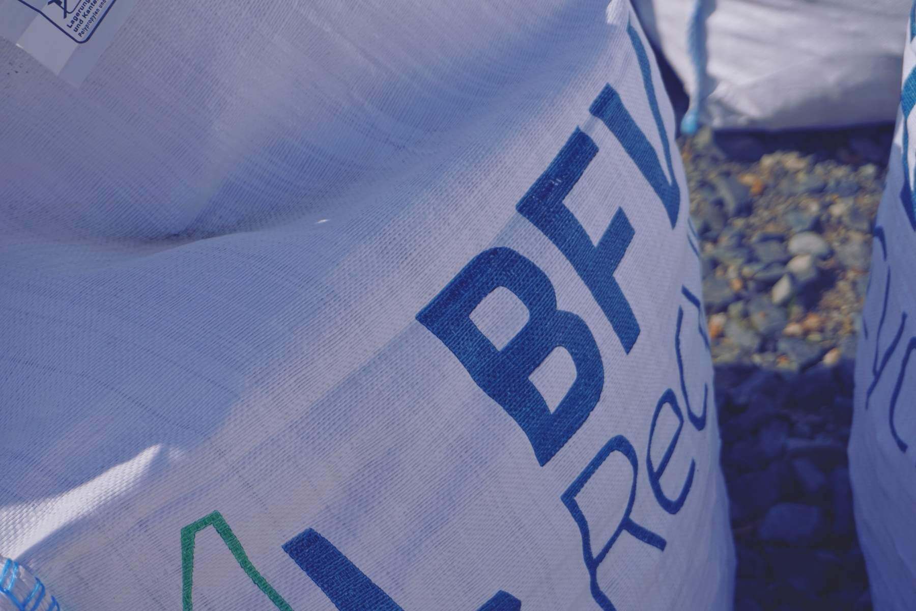 Detailsaufnahme verschlossener BigBags, teilweise auf Paletten gestapelt