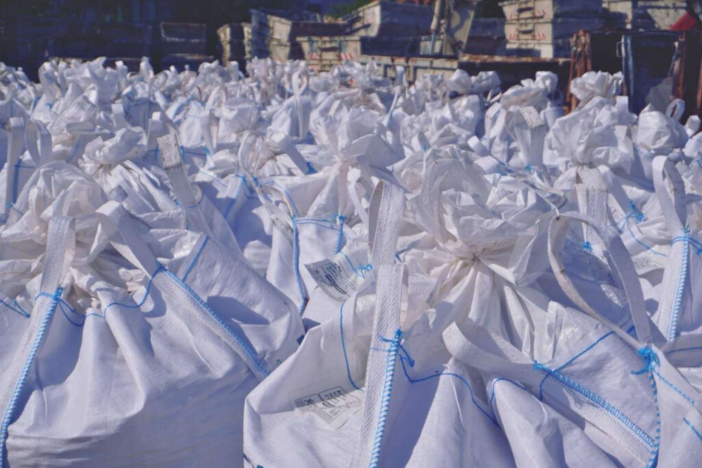 Weiße BigBags mit Schüttgut auf Betriebshof