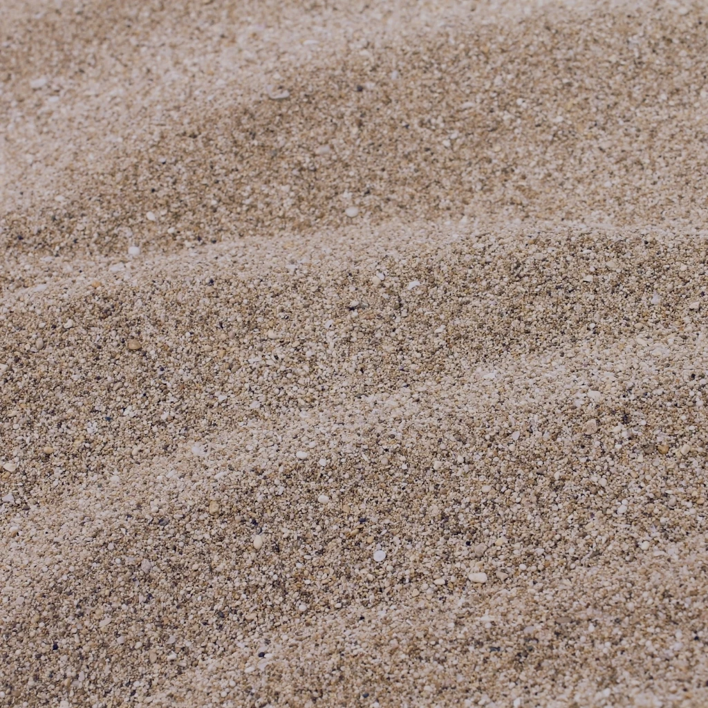 Feinkörniger Sandhaufen in gleichmäßigen Wellenstrukturen