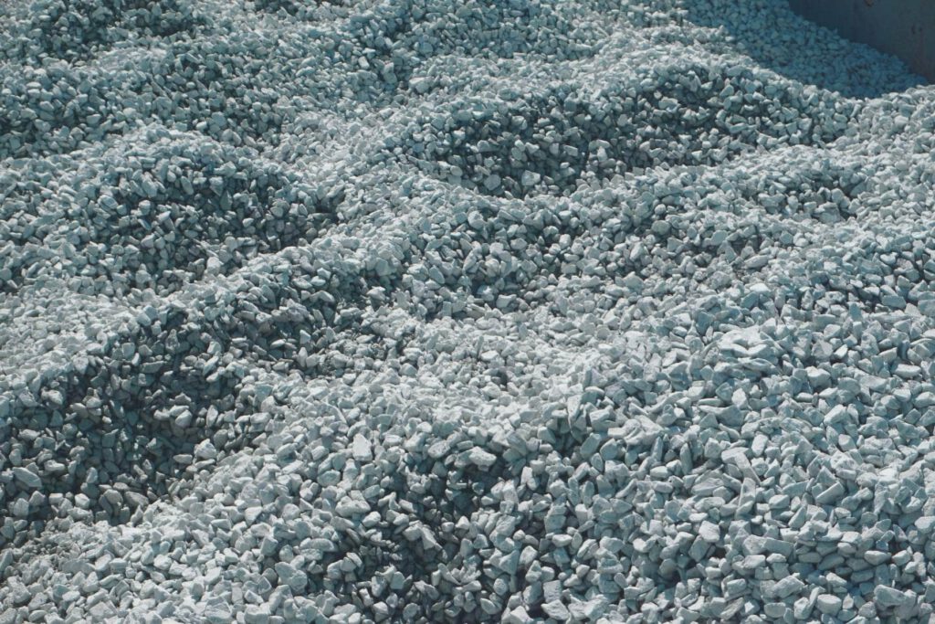 Mehrere Schotterkegel im Freilager bei Sonnenschein