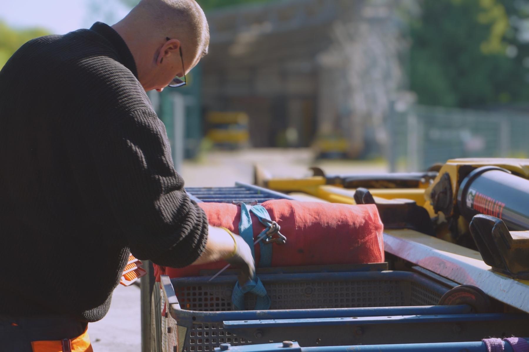 Zurrmittel auf einem Tieflader werden vor dem Transport kontrolliert.