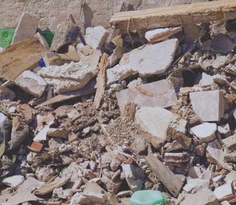 Unsortierter Bauschutt mit Holz-, Keramik- und Betonresten